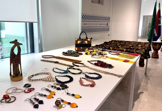 Divers bijoux et accessoires artisanaux Afro exposés.